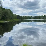 Cozy Pocono Home- Lake, Hot Tub, Waterpark, Hiking