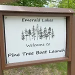 Cozy Pocono Home- Lake, Hot Tub, Waterpark, Hiking