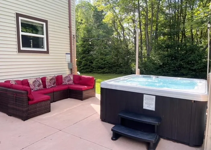 Cozy Pocono Home- Lake, Hot Tub, Waterpark, Hiking