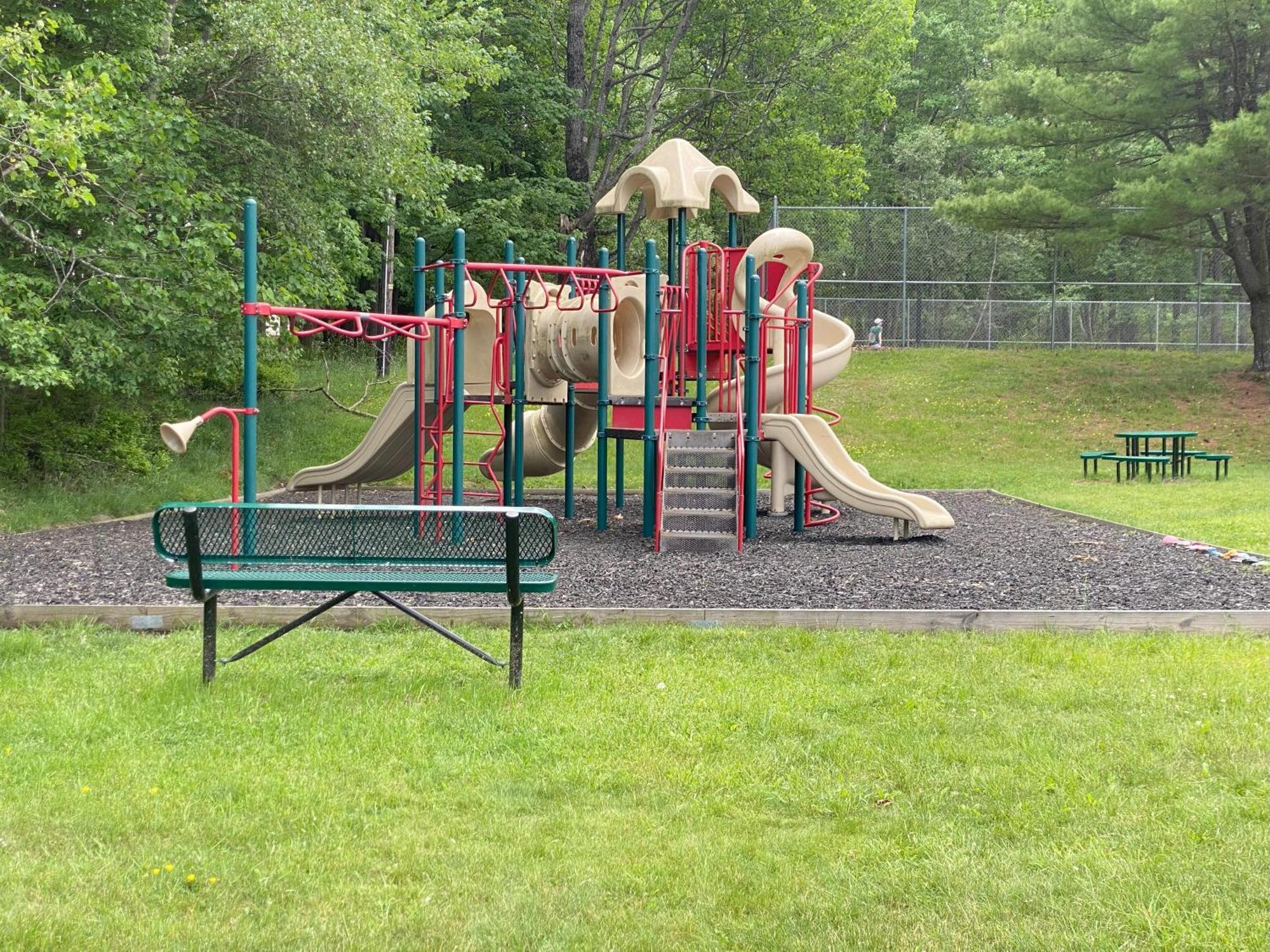 Cozy Pocono Home- Lake, Hot Tub, Waterpark, Hiking Holiday home Long Pond