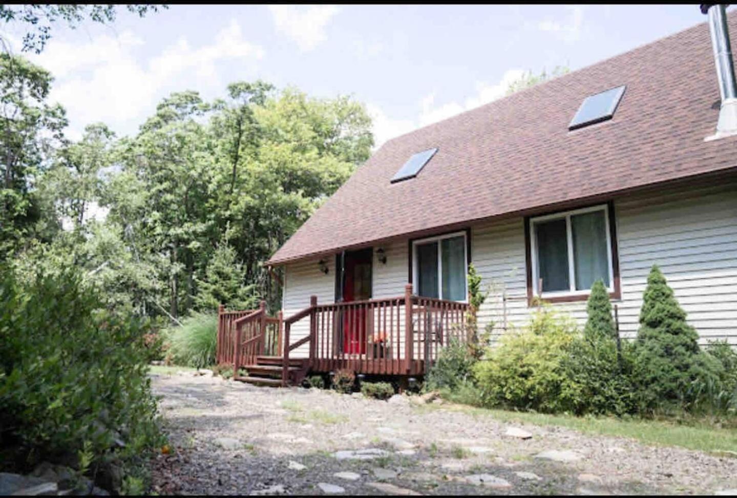 Cozy Pocono Home- Lake, Hot Tub, Waterpark, Hiking Long Pond
