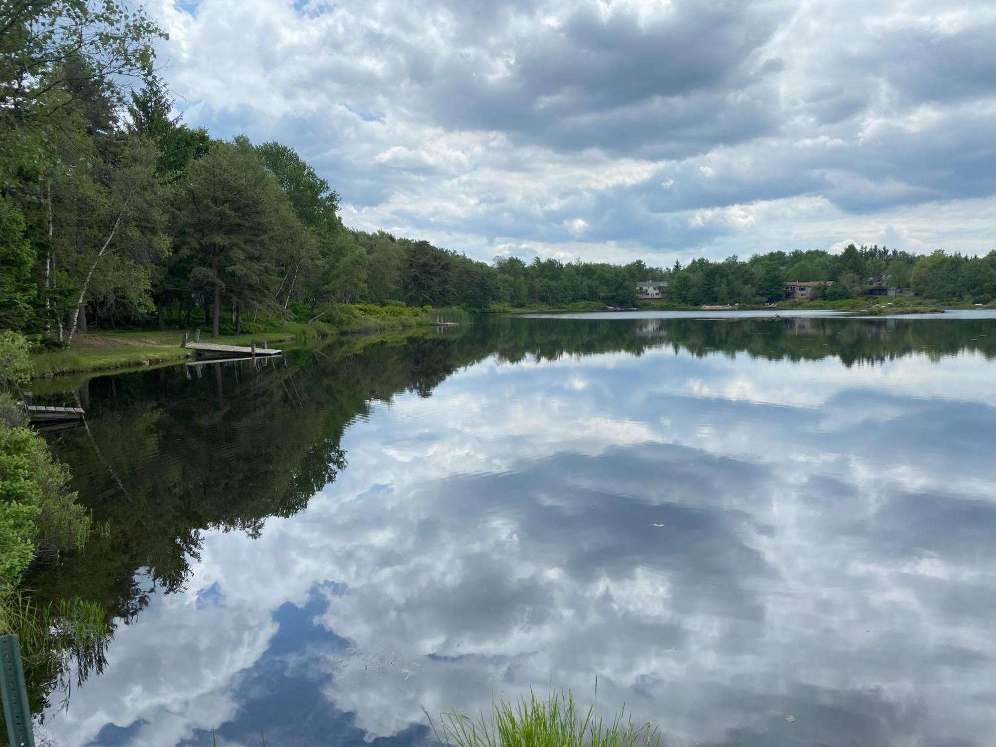 Cozy Pocono Home- Lake, Hot Tub, Waterpark, Hiking
