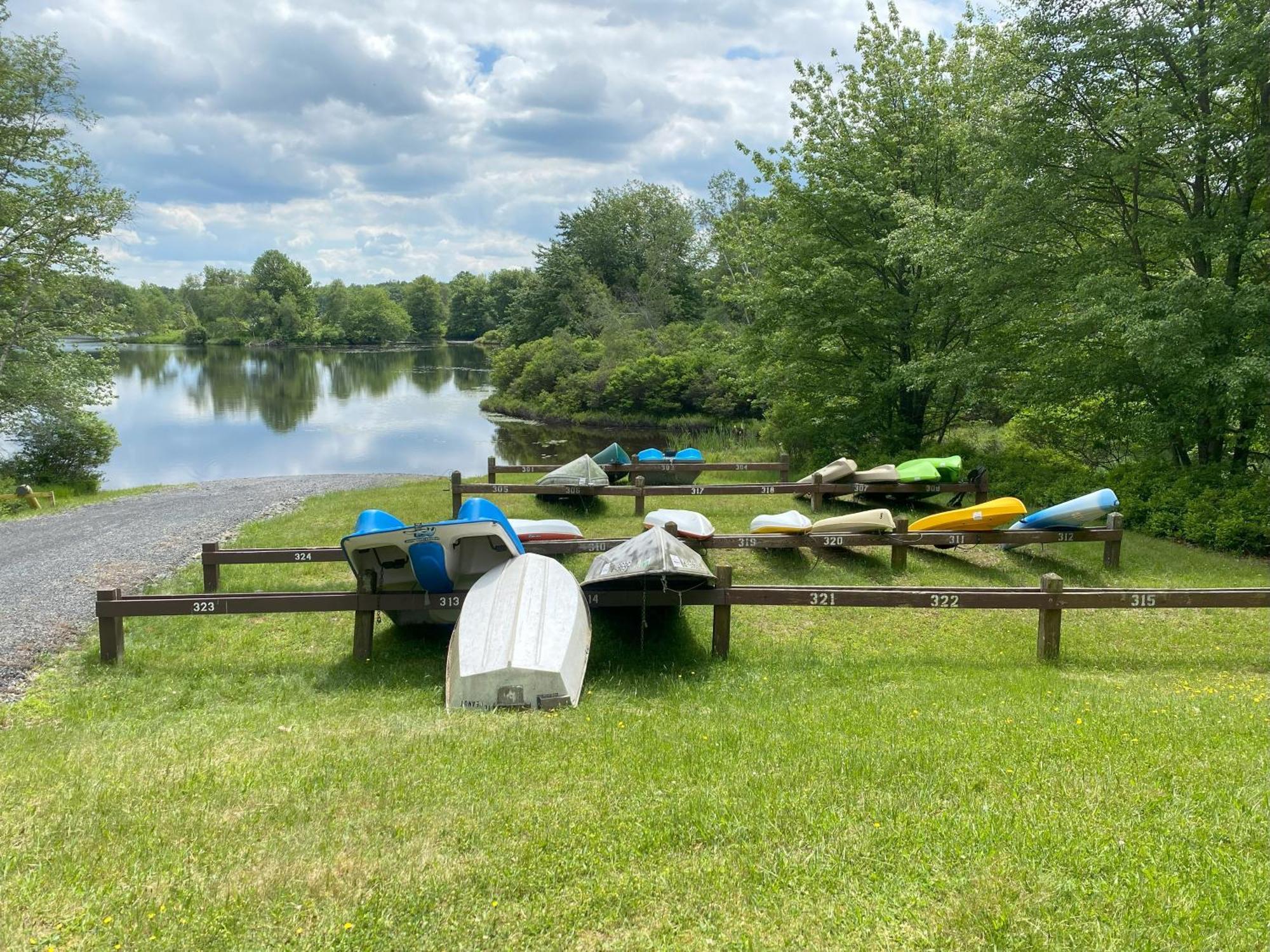 Cozy Pocono Home- Lake, Hot Tub, Waterpark, Hiking Long Pond