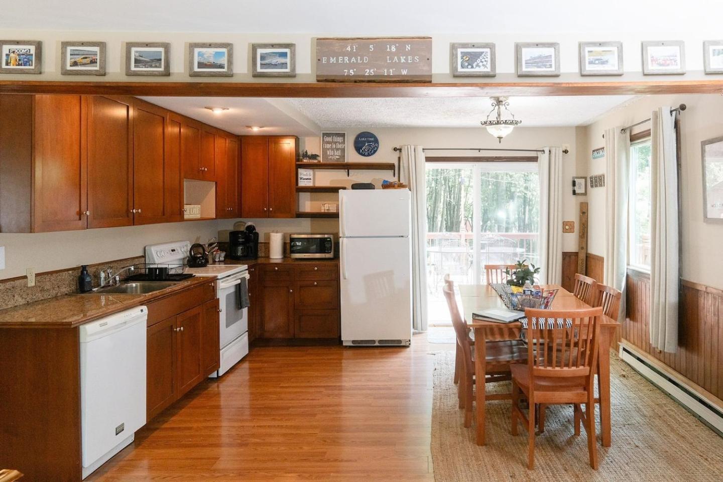 Cozy Pocono Home- Lake, Hot Tub, Waterpark, Hiking * Long Pond