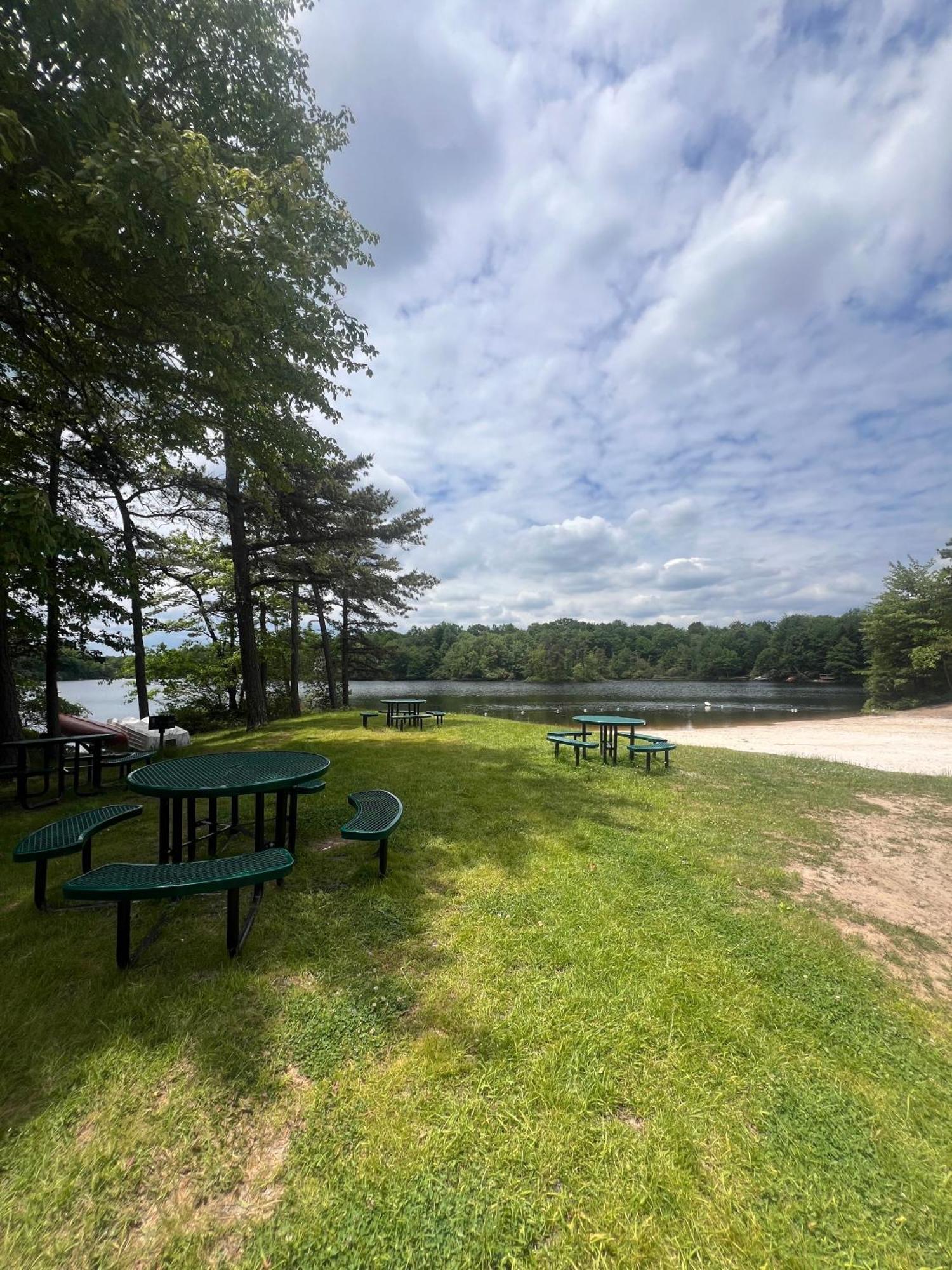 Cozy Pocono Home- Lake, Hot Tub, Waterpark, Hiking