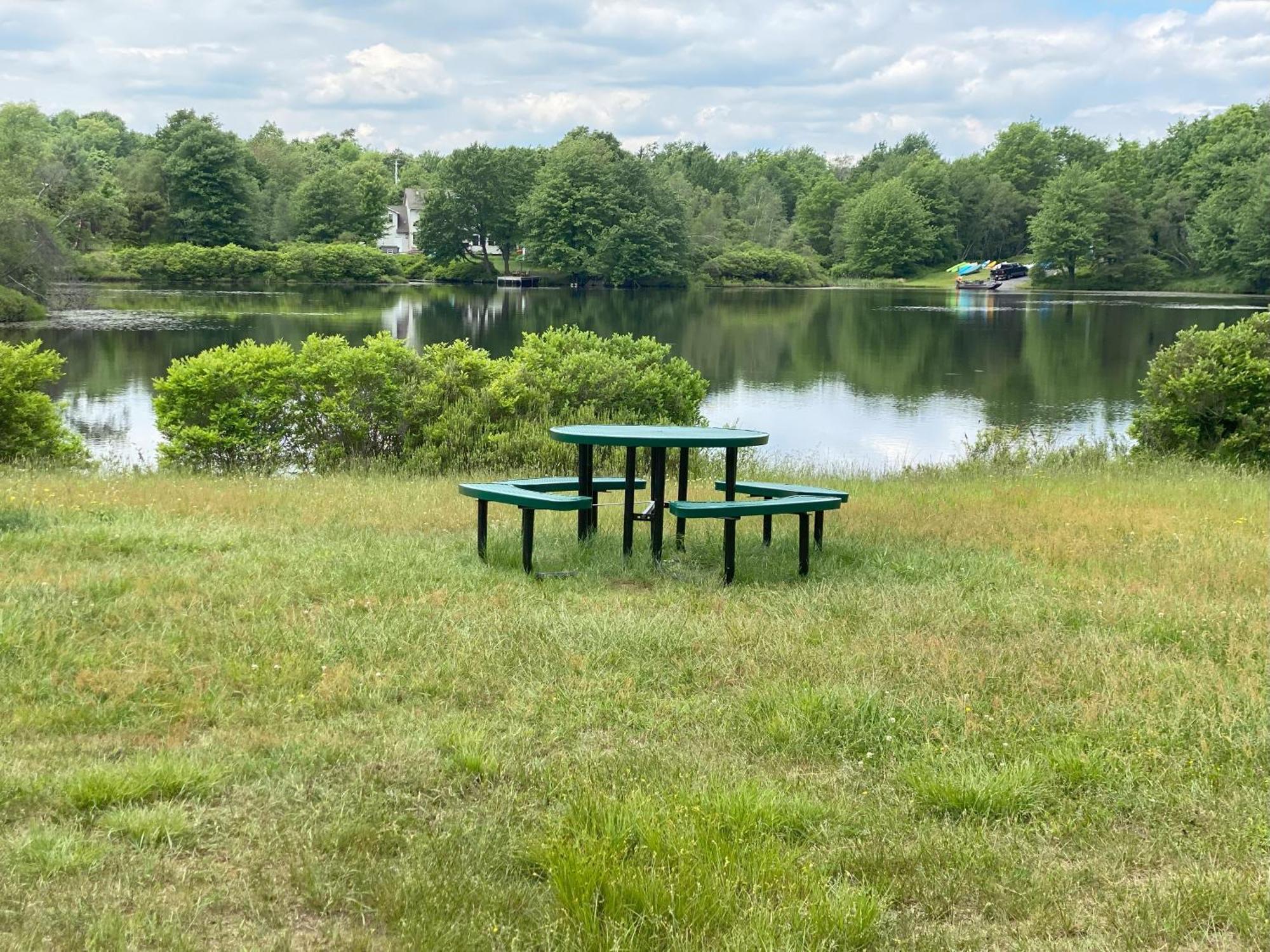 Cozy Pocono Home- Lake, Hot Tub, Waterpark, Hiking *
