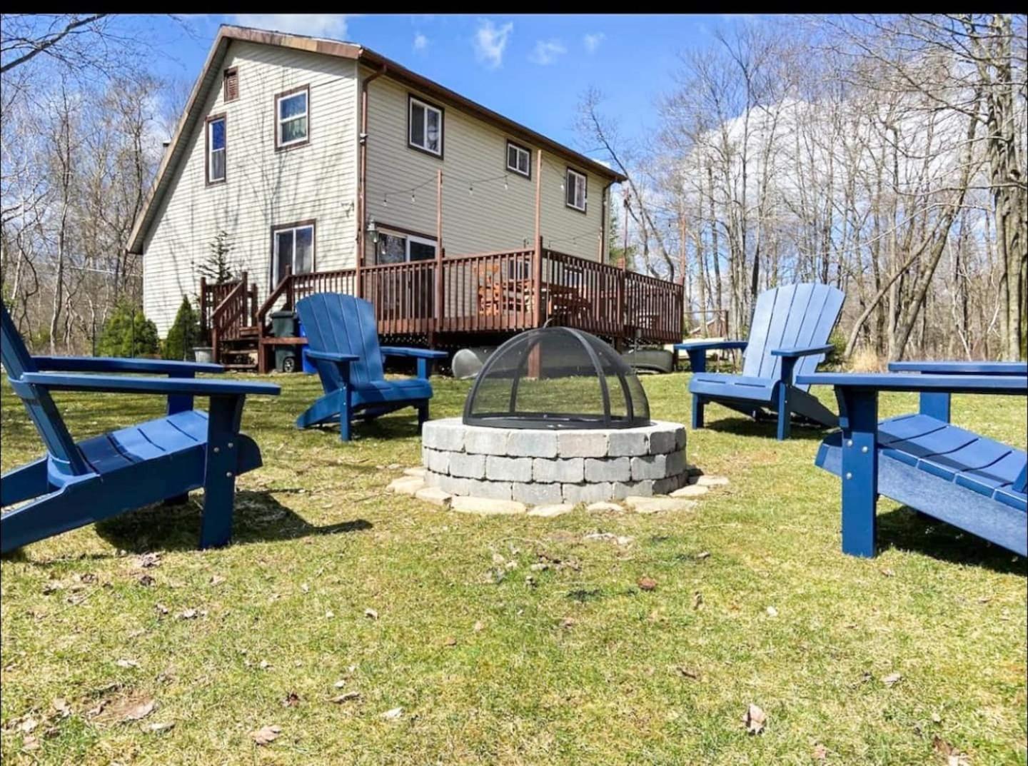 Cozy Pocono Home- Lake, Hot Tub, Waterpark, Hiking * Long Pond