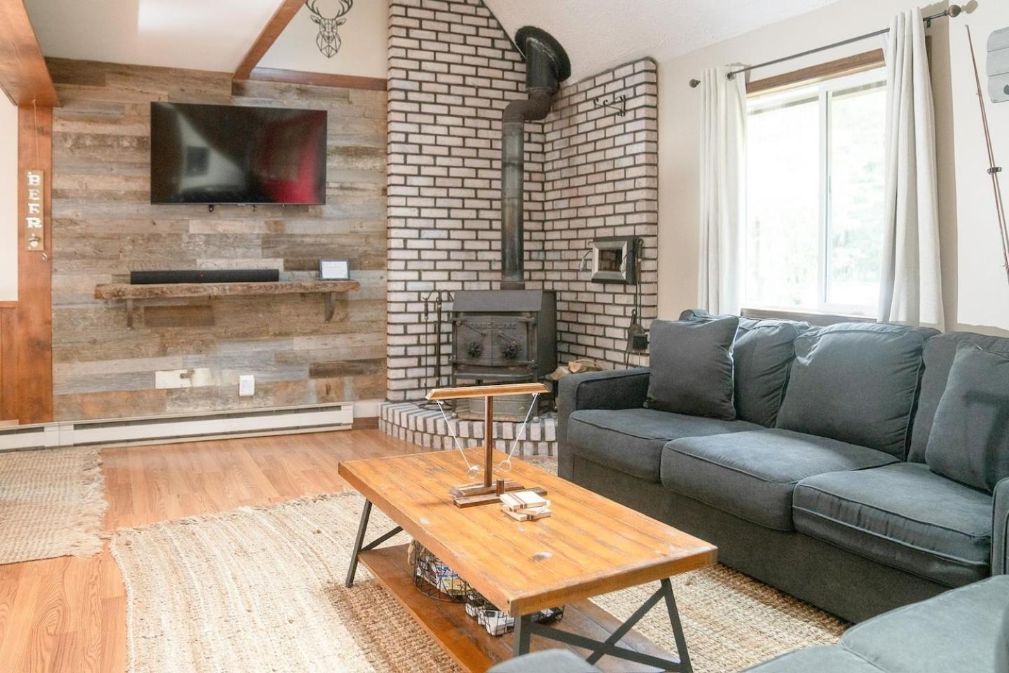Cozy Pocono Home- Lake, Hot Tub, Waterpark, Hiking Holiday home *