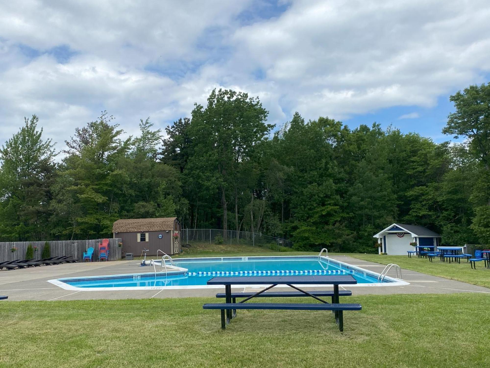 Cozy Pocono Home- Lake, Hot Tub, Waterpark, Hiking * Long Pond