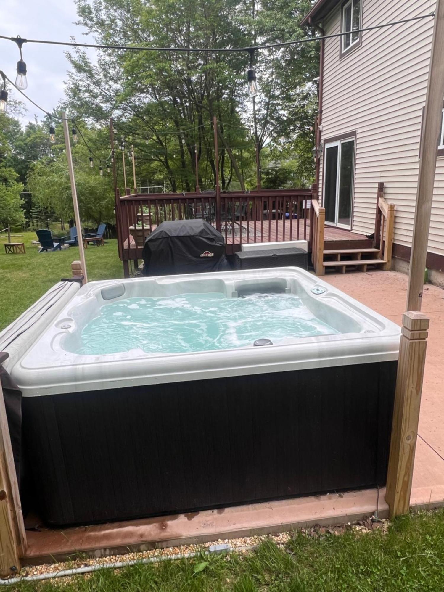 Cozy Pocono Home- Lake, Hot Tub, Waterpark, Hiking *
