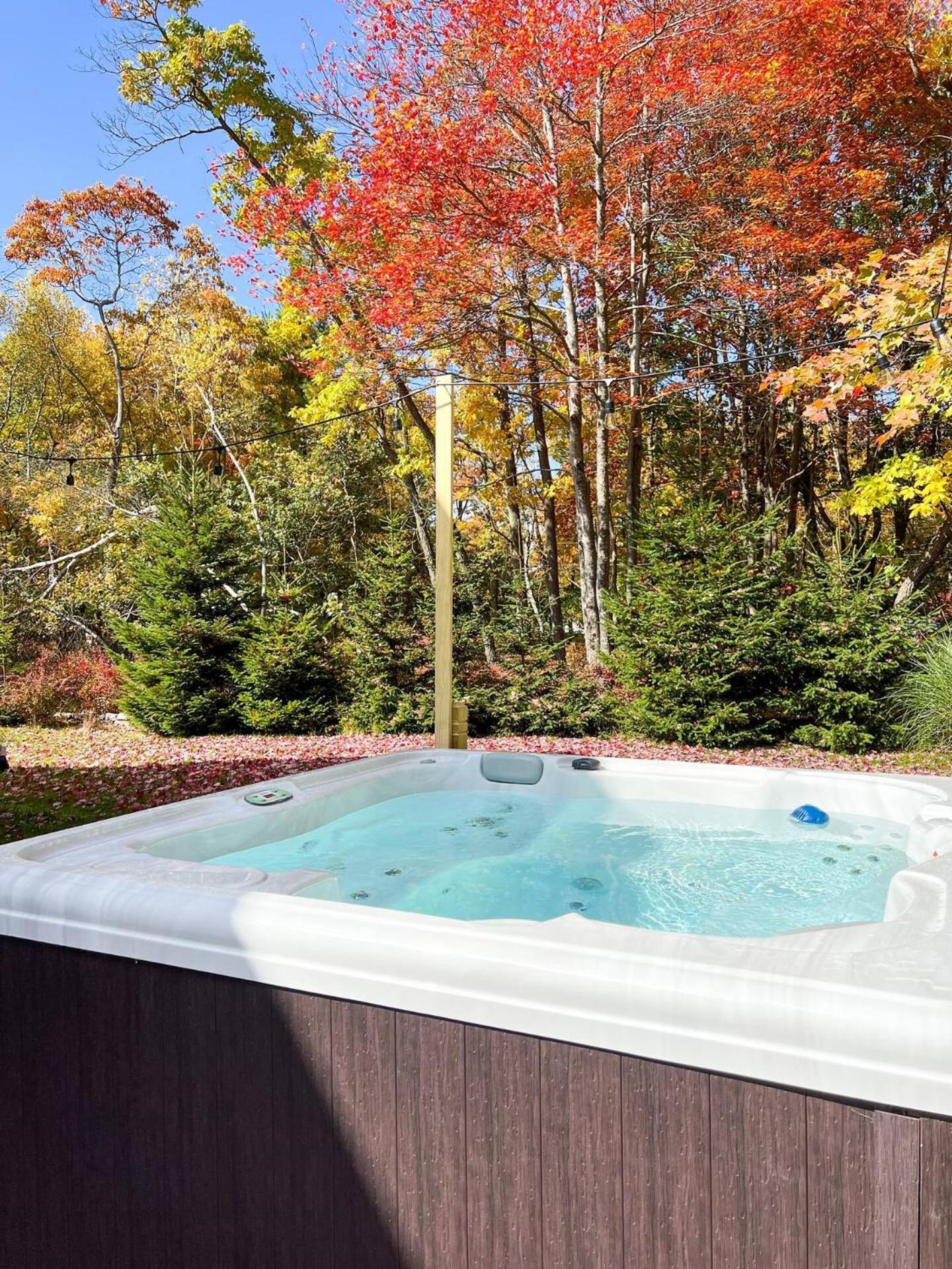 Cozy Pocono Home- Lake, Hot Tub, Waterpark, Hiking *