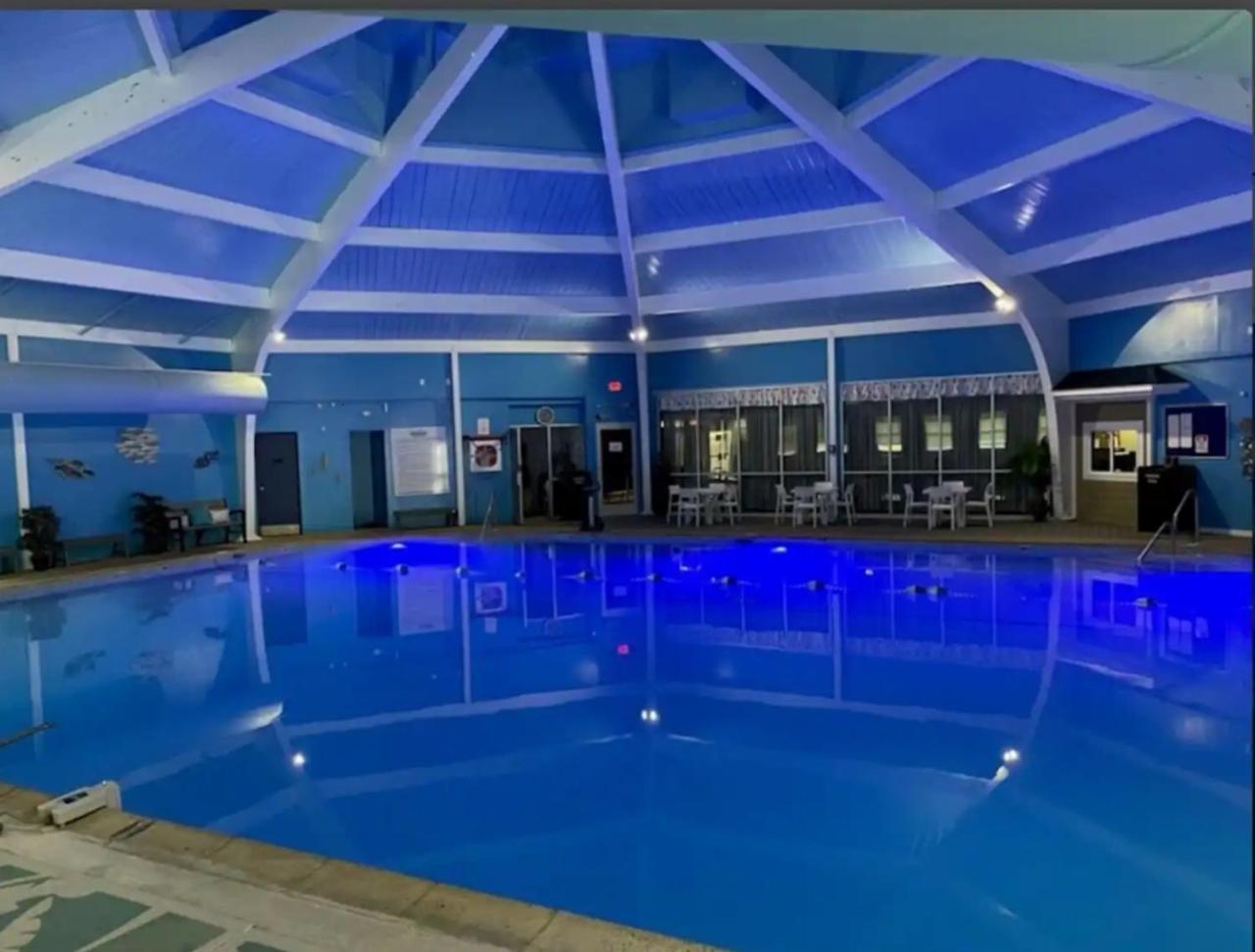 Cozy Pocono Home- Lake, Hot Tub, Waterpark, Hiking Holiday home *