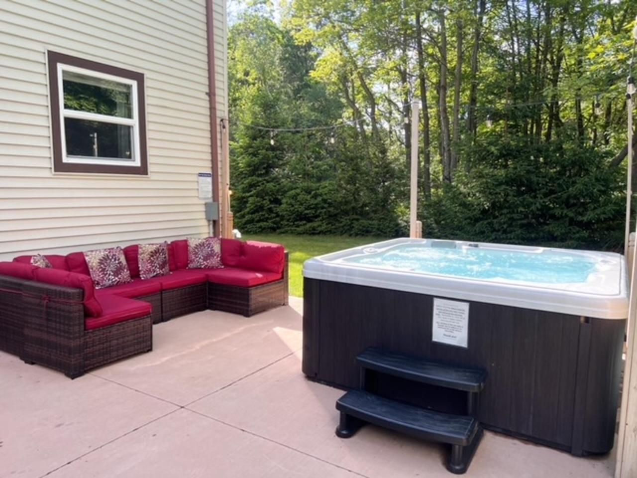 Cozy Pocono Home- Lake, Hot Tub, Waterpark, Hiking Holiday home *