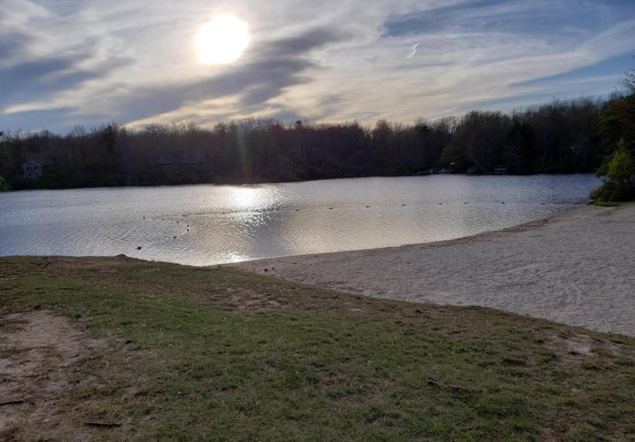 Cozy Pocono Home- Lake, Hot Tub, Waterpark, Hiking