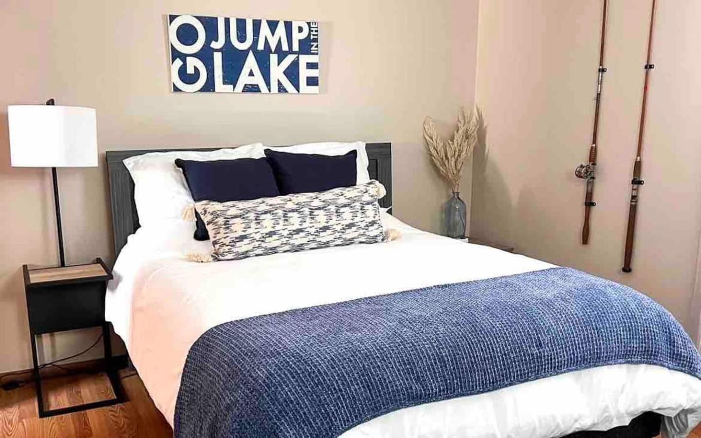 Cozy Pocono Home- Lake, Hot Tub, Waterpark, Hiking Holiday home Long Pond